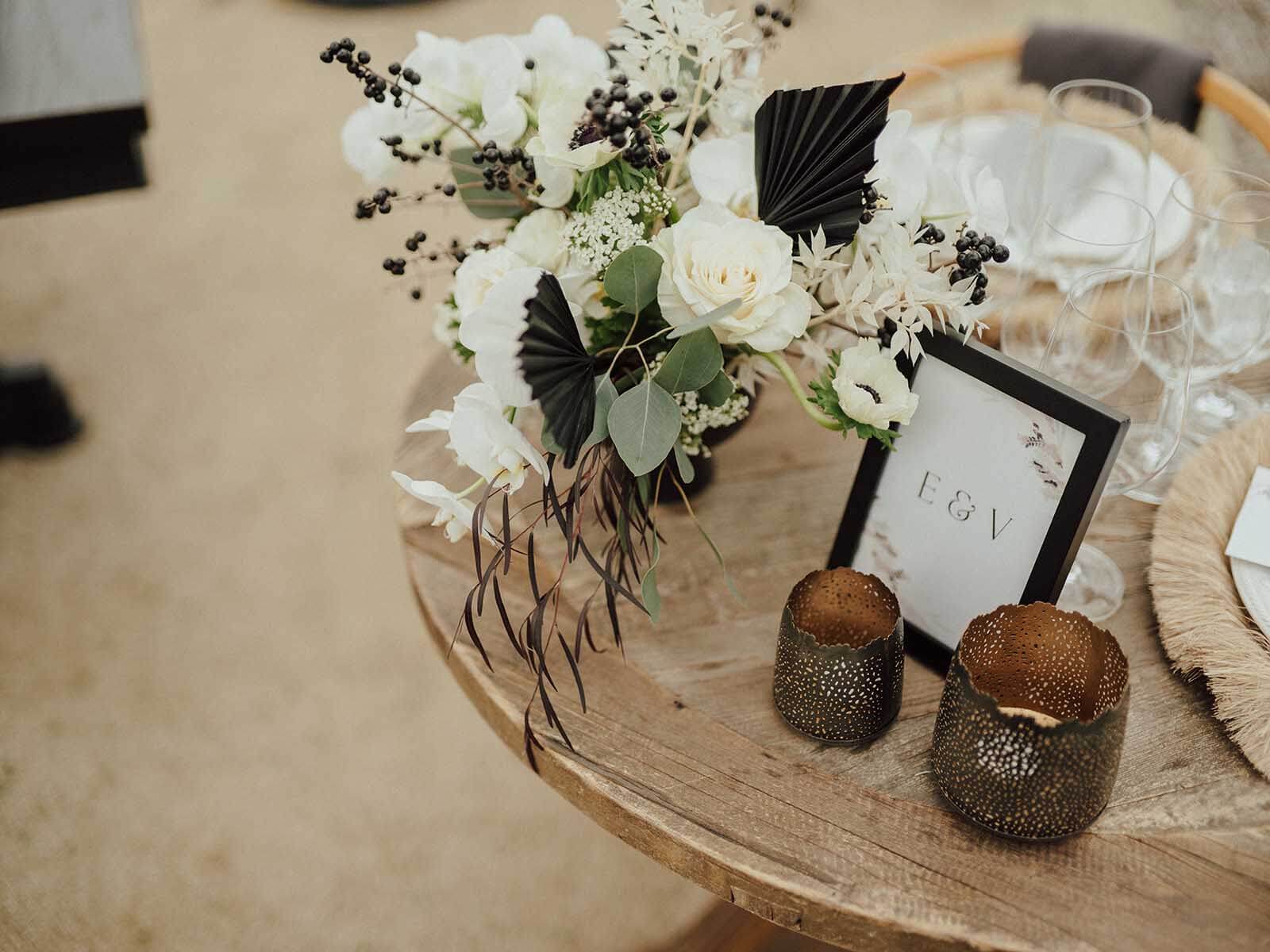 An elegant black and white floral arrangement on the wedding table.